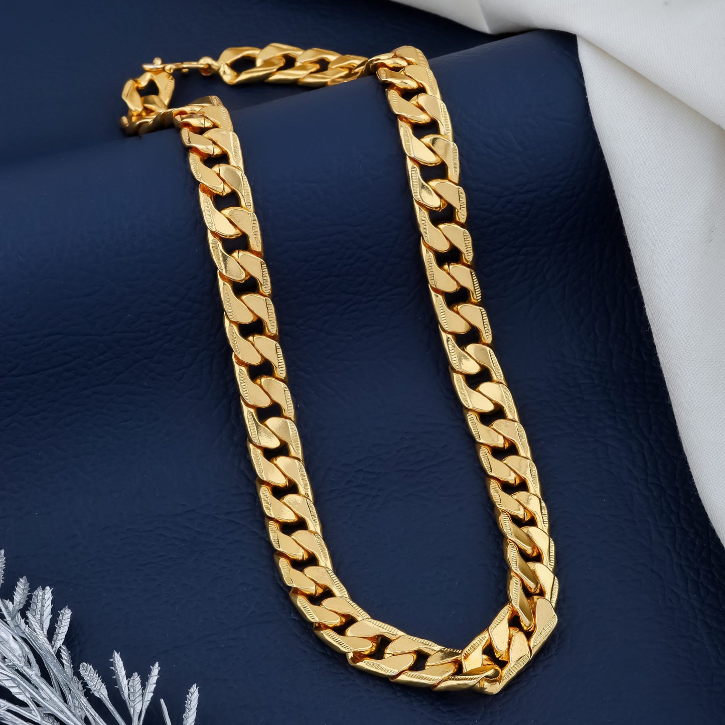 Memoir Genuine Brass Alloy Micron Goldplated Heavy Chain necklace for Men